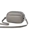 La bolsa nueva más vendida del fabricante para mujer es moderna, versátil, casual, a la moda, elegante, de alta gama y sofisticada, disponible como bolso de hombro o cruzado.