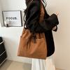 Bolsa feminina portátil nova simples 2024 ombro crossbody moda cordão grande capacidade inverno personalidade macia