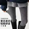 Los leggings de algodón de rayas verticales se pueden procesar en pantimedias de algodón de rayas verticales con lunares gris ahumado y flocado para que las mujeres los usen afuera más