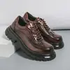 Zapatos de cuero casual de negocios para hombre transfronterizos, zapatos de moda ligeros con patrón, puntera ancha, zapatos de tendencia, zapatos de cuero versátiles de color lavado con suela gruesa