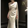 Nuevo elegante vestido blanco de satén estilo francés sin hombros para mujer, con un elegante diseño de cinta, vestido de fiesta ajustado, vestido largo
