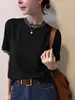 Camiseta feminina de manga curta com renda preta emendada, verão 2026, elegante e jovial, adequada para o trabalho, top versátil e estiloso