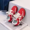 Zapatillas Deportivas de Bloques de Color para Niños 2026 Primavera/Verano Nuevas y Modernas Zapatillas de Entrenamiento Alemanas para Niñas Suela Suave Zapatos Casuales Versátiles para Niños