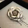 Moda mid-ancient broche pin nicho vintage Camellia Pearl corpete luz luxo de alta qualidade Chanel estilo broche para mulheres