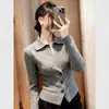 Estilo moderno y relajado, suéter gris con cuello para mujer, nueva colección de otoño, corte ajustado, versátil, top de punto de alta gama