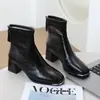 Botas Femininas Curtas Estilosas Outono/Inverno 2026, Bico Quadrado, Salto Bloco Grosso, Biqueira de Metal, Zíper Traseiro, Elásticas, Couro Macio Retrô