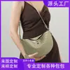 Nova bolsa trançada em formato de meia-lua 2026, um design de nicho para primavera e verão, uma bolsa de ombro casual elegante e minimalista para mulheres