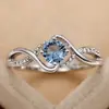 Anillo de Zirconia Diamante Azul Ondulado Nicho Alta Gama Lujo Ligero Anillo Dedo Índice Moda Femenina Personalizado Joyería de Mano Venta al por Mayor