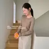 Camiseta Base AMOMI de Manga Larga con Cuello Henley y Cintura de Media Luna para Mujer, Nuevo Estilo Coreano de Principios de Otoño 2026, Ajuste Delgado Simple