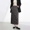 Ropa de Mujer de Fábrica Fuente 1688: Falda Recta Adelgazante Holgada de Cintura Alta, Falda Media Versátil Miyake con Estampado de Leopardo Vintage