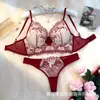 Nuevo conjunto de lencería de malla transparente bordado floral rojo para mujer, con aros, diseño push-up y un estilo sexy y seductor
