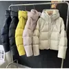 Casaco Feminino Curto de Algodão Novo Estilo Coreano para Inverno 2026, com Capuz Acolchoado, para Pessoas Baixas, Quente e na Moda na Cor Branca