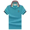 Camisa Polo masculina de manga curta estilo luxo com gola listrada em cor contrastante e bordado de pônei, adequada para o trajeto diário e para usar em ocasiões de negócios casuais.