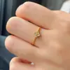 Anel Fino de Trevo de Quatro Folhas com Cravação de Diamante para Mulheres Doce Leve Luxo Ins Minimalista Versátil Anel para Dedo Indicador Anel Colorfast de Aço Titânio