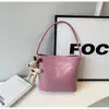 Bolso Saco de Alto Valor 2024 Nuevo Color Sólido Personalidad Tendencia con Colgante Bolso de Hombro Único Bajo el Brazo Bolso de Mano Commuter de Instagram