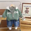 2024 Nuevo Conjunto de Tres Piezas para Niños: Sudadera con Capucha y Cremallera de Oso, Camiseta Inferior Estampada, Jeans. Fabricante de Origen Venta al por Mayor