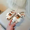 Sandalias de Princesa para Niñas 2025 Nuevo Verano Estilo Francés Pequeño Zapatos Cerrados para Niñas Suela Suave Antideslizante Zuecos Infantiles