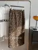 Falda de Felpa con Estampado de Leopardo Estilo Old Money para Mujer, Moderna y Elegante, Falda de Longitud Media de Cintura Alta Engrosada con Abertura Trasera, Tendencia para Otoño e Invierno 2025