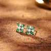 Pendientes de Plata S925 Chapados en Platino con Circonita Esmeralda, Diseño de Trébol de Cuatro Hojas, Exquisitos Incrustados de Diamantes, Estilo de Lujo Ligero para Mujer