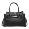 Bolso de mano informal elegante transfronterizo para mujer 2026 Otoño/Invierno nuevo textura de alta calidad lujo ligero simple bandolera bandolera