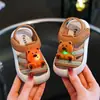 2026 Novos Sapatos Luminous de Ursinho para Crianças Pequenas Sandálias Impermeáveis de Verão Solado Macio Anti-Atrito para Praia Sapatos de Bebê para Aprender a Andar