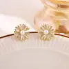 Pendientes de Perla Margarita Microincrustada Aguja de Plata Estilo Coreano Frescos y Dulces Versátiles Exquisitos Pequeños Pendientes de Lujo Accesible para Mujeres