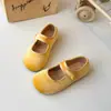 Outono/Inverno 2026 Novos Sapatos Infantis de Veludo Doce Antiderrapantes Sapatos de Bebê Estilosos Versáteis Sapatos de Princesa Grossos para Meninas