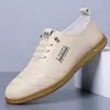Venta al por mayor transfronteriza de zapatos casuales de cuero slip-on transpirables de suela blanda nuevos de primavera y verano, zapatillas de conducir para hombre a la moda y versátiles