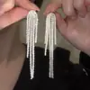 Brincos de Franja Prata Brilhante Europeus e Americanos Simples Distintos Brincos Brincos Femininos Luxo Leve Sensação de Alto Padrão