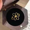 O Popular Design de Flor Vazada do Xiaohongshu, com Design de Anel Atmosférico Ultra-Fino em Forma de Flor Vazada, é de Luxo Leve, Simples e Versátil