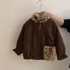 Novo look de outono para meninas: um conjunto de duas peças moderno apresentando uma bolsa de ombro forrada com fleece e acabamento em pele sintética e calças versáteis e casuais