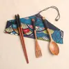 Set de Vajilla Portátil para Estudiantes de Tres Piezas Estilo Japonés: Palillos, Cuchara y Bolsa de Tela, Regalo de Regreso a Clases, Logo Personalizable