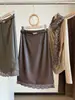 Saia midi elegante e sofisticada em couro PU com acabamento em renda para mulheres, nova coleção de outono, cintura alta, modelagem que afina a silhueta, com fenda traseira e corte reto