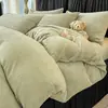 Juego de ropa de cama de cuatro piezas de terciopelo de leche con estampado de corazones rosas para otoño e invierno, que incluye una funda de edredón gruesa y cálida y un juego de sábanas de tres piezas