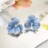 El Producto Real Es Impresionante~ Pendientes de Flor con un Diseño de Nicho, Sensación de Alta Gama, Tachuelas de Pétalos Vintage para Mujer, Lujo Ligero y Accesorios de Oreja Únicos