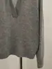 Suéter gola alta de cashmere cinza para mulheres, estilo vintage, estética "old money", perfeito para outono e inverno, oferecendo um visual descontraído, sofisticado e elegante, com decote em V e tricô de mohair.