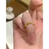 Anillo de Serpiente Dorado Ondulado para Mujer, Estilo Ins, Lujo Ligero, Diseño de Nicho, Anillo de Cola de Gama Alta, Anillo de Pareja Moderno y Único