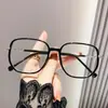 Gafas de Prescripción de Montura Cuadrada Grande con Monturas Negras, Personalizables con Logo en la Varilla, Adecuadas para Looks de Maquillaje Natural y Uso de Oficina