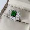 Tiktok Kuaishou transmisión en vivo anillo de diamante rectangular de colores verde azul apertura giratoria escalera irregular anillo de circonita de diamante cuadrado