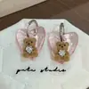 Novo design de nicho estilo coreano versátil único colar com pingente de urso transparente em formato de coração corrente de suéter simples retrô para mulheres
