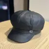 Sombrero Octagonal de Cuero Retro Japonés para Mujer, Moda Otoño e Invierno, Versátil, Adelgazante del Rostro, Logo Metálico, Sombrero de Artista, Simple y Moderno