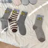 Estilo coreano, fresco y elegante~ ¡Realmente no puedo rechazar este juego de calcetines azul grisáceos! Calcetines grises de otoño e invierno para mujer