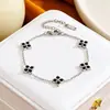 Pulseira de aço titânio com trevo de quatro folhas e strass para mulheres, best-seller transfronteiriço europeu e americano, joia requintada de luxo leve, pulseira versátil estilo europeu e americano