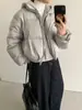 Jaqueta Acolchoada de Lã Patchwork Falsa Duas Peças com Capuz Casual Tg para Mulheres 2025 Inverno Novo Estilo Casaco Puffer 26029