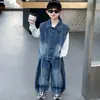 Conjunto de Tres Piezas de Chaleco de Mezclilla para Niños Primavera y Otoño 2026 Nuevo Conjunto de Moda Otoñal para Niños Ropa Urbana para Niños