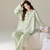 Nuevo conjunto de pijama para mujer, hecho de algodón puro, perfecto para primavera y otoño, con un diseño lindo y dulce, un cárdigan abierto al frente, una camiseta de manga larga y pantalones largos, ideal para ropa de estar en casa