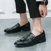 Mocasines con hebilla transfronterizos, estilo retro europeo y americano, con borlas, para uso de negocios y casual, zapatos de cuero para hombre sin cordones