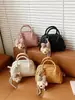 Venta al por mayor transfronteriza Bolsos coreanos de nicho 2026 Nuevas llegadas Hermosos bolsos de mano de nicho Bolsos cruzados simples con forma de concha Primavera y Verano