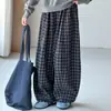 Atuendo otoñal elegante y moderno para niñas: un suéter de punto y una camisa polo de estilo preppy, combinados con pantalones de cuadros, perfectos para primavera y otoño