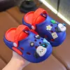 Los nuevos zuecos de verano de EVA, de dos tonos, lindos y con dibujos animados, para niños y niñas, son antideslizantes, duraderos y transpirables para uso en casa.